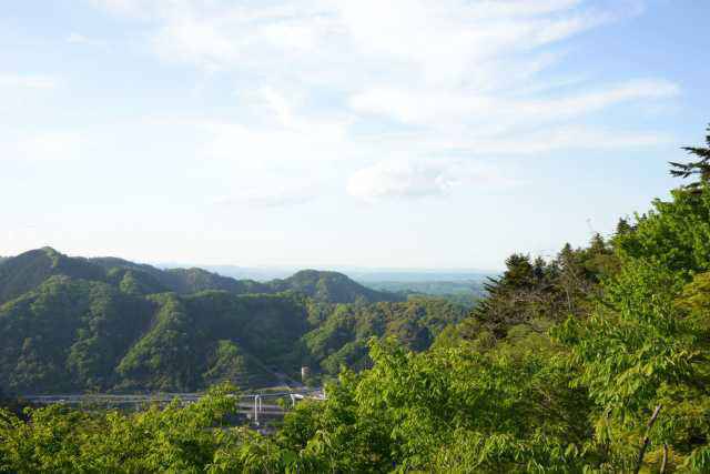 高尾山から城山を望む