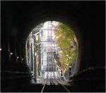 高尾山ケーブルカーでトンネルを抜ける
