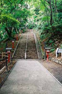 高尾山１号路を歩く